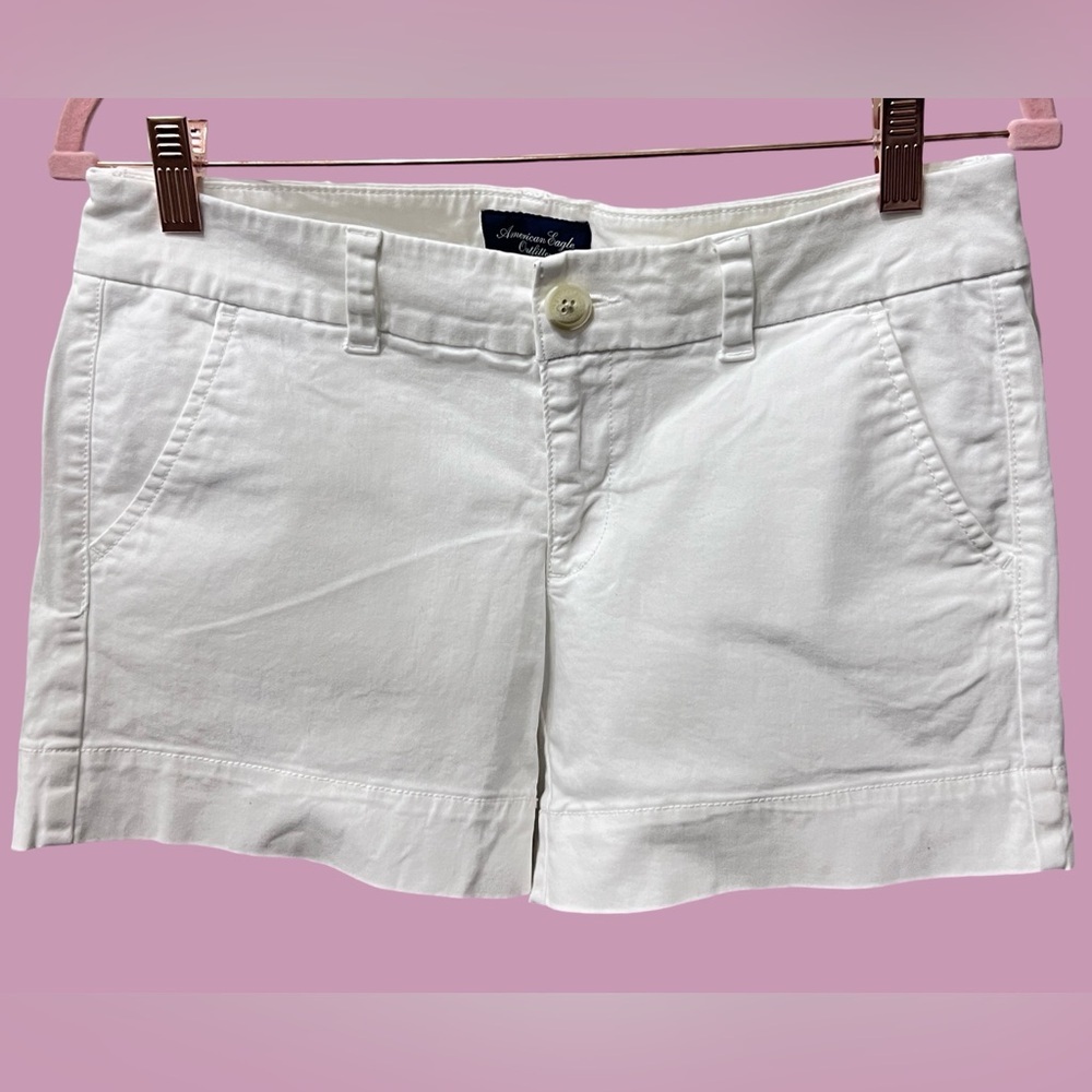 American Eagle  🦅 Outfitters women’s white stretch shorts.